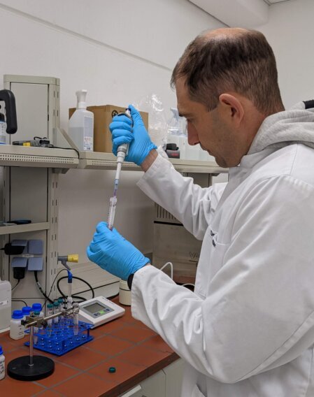 Entwicklungs-Service Foto Labor Dr. Winter mit Pipette